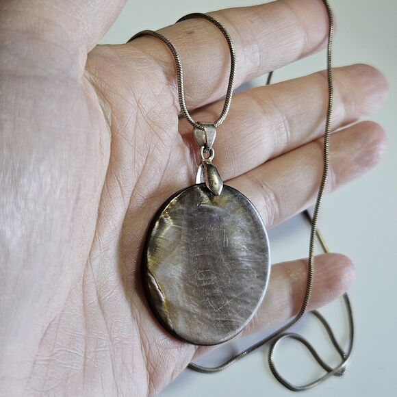 Sterling Silver Mother Of Pearl Pendant On 32" Chain - Picture 3 of 14